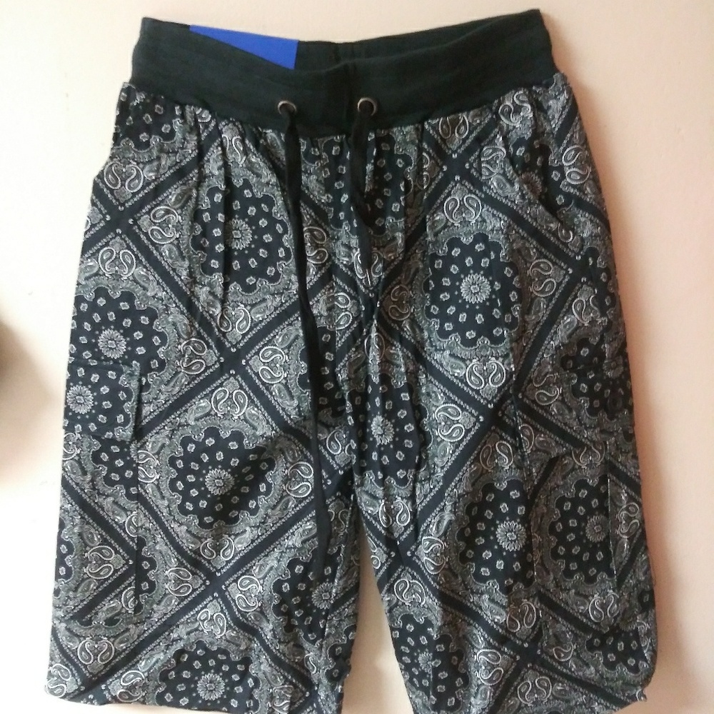 Size Small/M/L bandana print cargo shorts